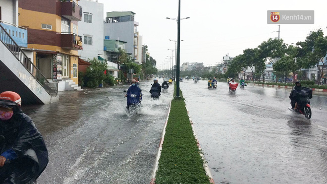 Mưa lớn bất chợt chiều 30/4, người Sài Gòn dắt xe đi bộ trên đường do chết máy